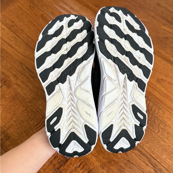 Hoka One One Clifton 8 Running Shoes Women’s Size 7B Black/White - Picture 9 of 10